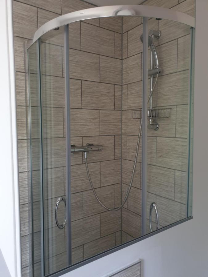 Cheerful 1 Private Room-Ensuite With Free Parking Silverdale  ภายนอก รูปภาพ